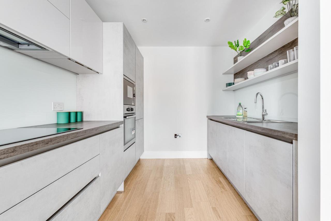 Executive 2 Bedroom Apt City Centre Free Pkg , Wifi By Tent Serviced Apartments Staines-upon-Thames Exterior photo